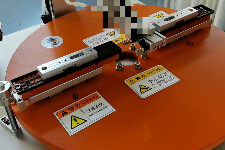 廣東貼膜機(jī)廠家哪家好？雙工位遙控器中框貼膜機(jī)，一臺機(jī)器頂5