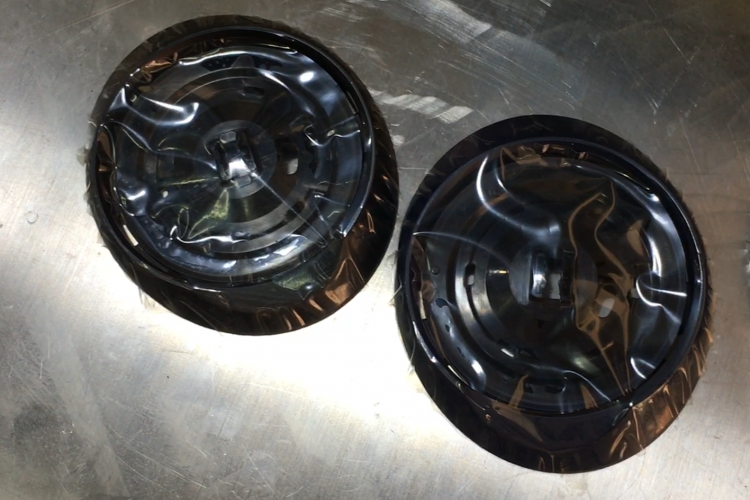 耳機(jī)貼膜前后效果對(duì)比圖，左側(cè)為未貼膜部件，右側(cè)為高精度貼膜后的成品效果