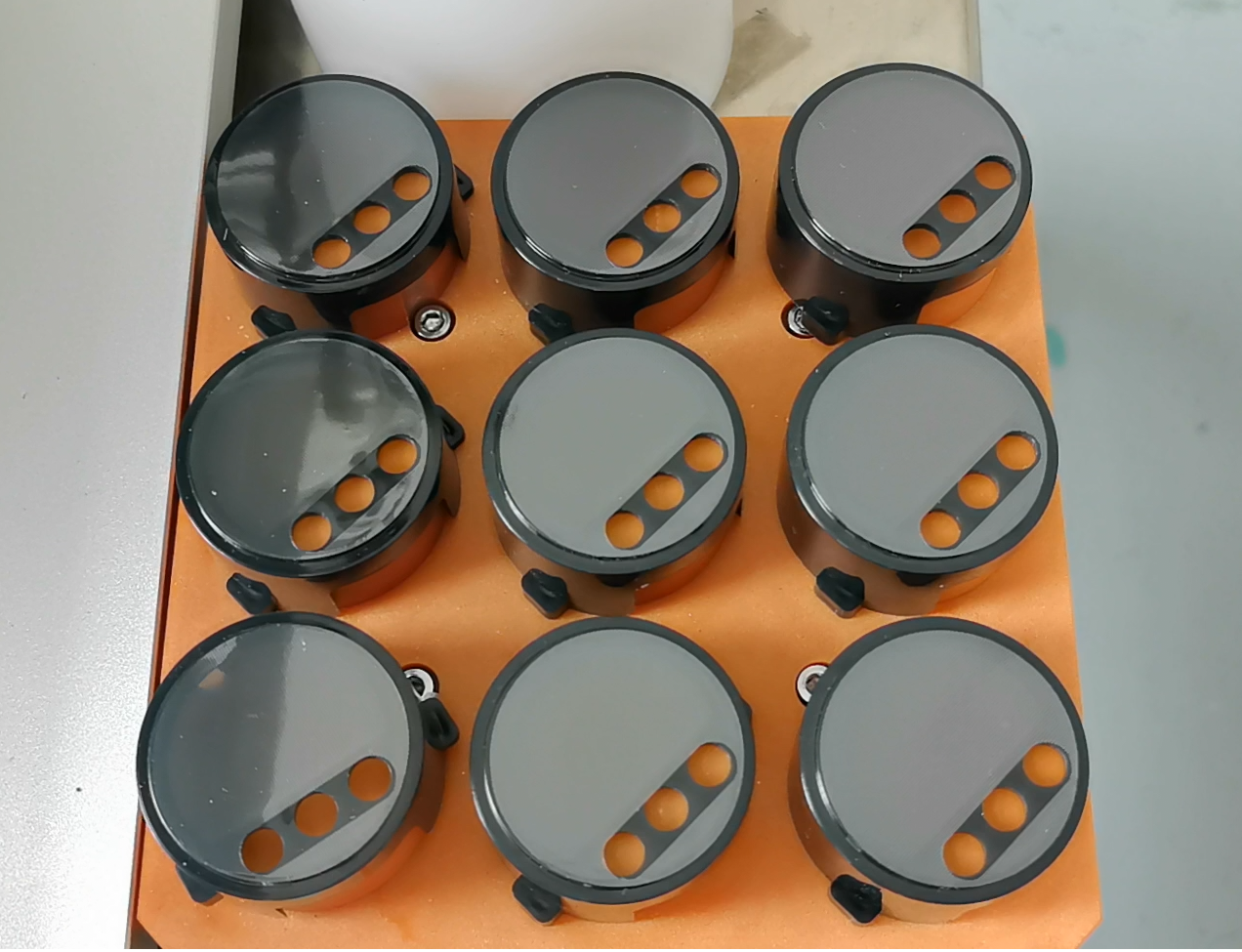 解決三大痛點(diǎn)：塑膠蓋子貼膜機(jī)的技術(shù)突破，效率提升8倍