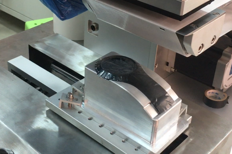 耳機(jī)貼膜機(jī)工作流程圖，展示外殼、耳罩、內(nèi)耳蓋同步貼膜的工序銜接