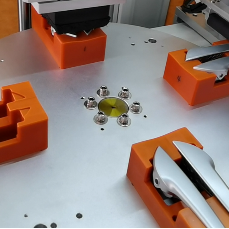 貼膜前后對(duì)比效果，左側(cè)為未貼膜門把手，右側(cè)為貼膜后無(wú)劃痕的成品