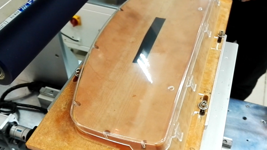 各種曲面弧度都能貼：汽車儀表盤貼膜機(jī)