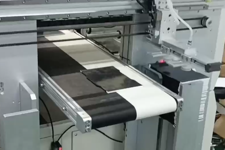 顛覆傳統(tǒng)！雙機(jī)聯(lián)動+機(jī)械手自動上料，氣凝膠貼膠效率飆升300%！