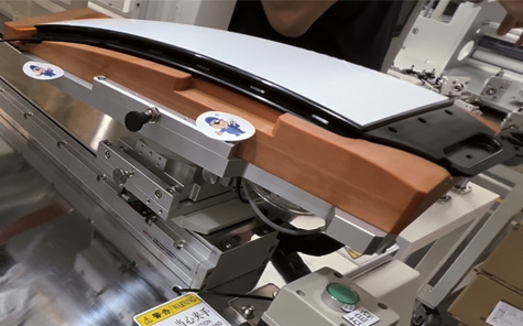 高效保護(hù)，提升品質(zhì)——德尚精機(jī)汽車BC柱自動貼膜機(jī)助力汽配企業(yè)