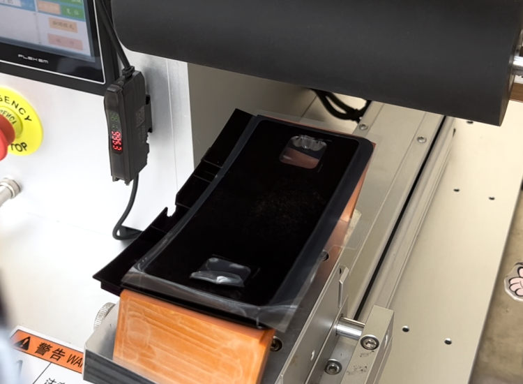 救命！貼歪、氣泡、浪費(fèi)膜？這臺自動貼膜機(jī)一招搞定！