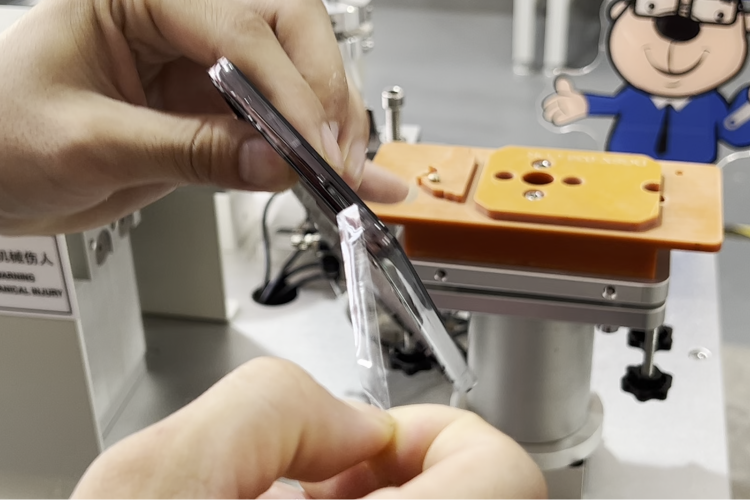 人工貼膜半小時，手機(jī)中框貼膜機(jī)幾秒鐘