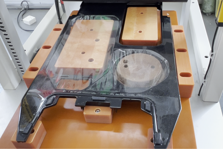 這款汽車中框貼膜機(jī)，讓貼膜效率提升200%