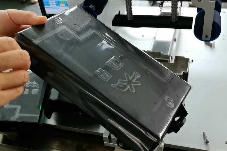 國內(nèi)知名貼膜機(jī)工廠：周邊輔貼更全面，電池蓋自動貼膜機(jī)助力塑膠件生產(chǎn)品質(zhì)升級