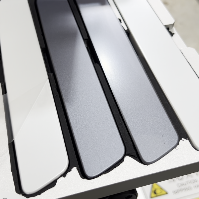 貼膜機(jī)四工位同步工作場(chǎng)景，展示同時(shí)貼4片門把手的高效過(guò)程