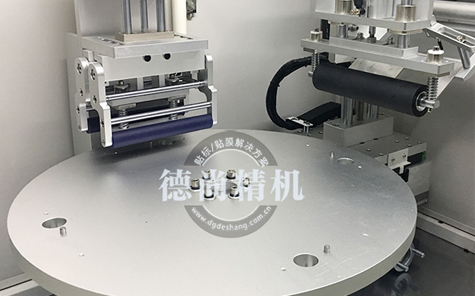 轉(zhuǎn)盤式全自動貼膜機的特點就是解放人工!